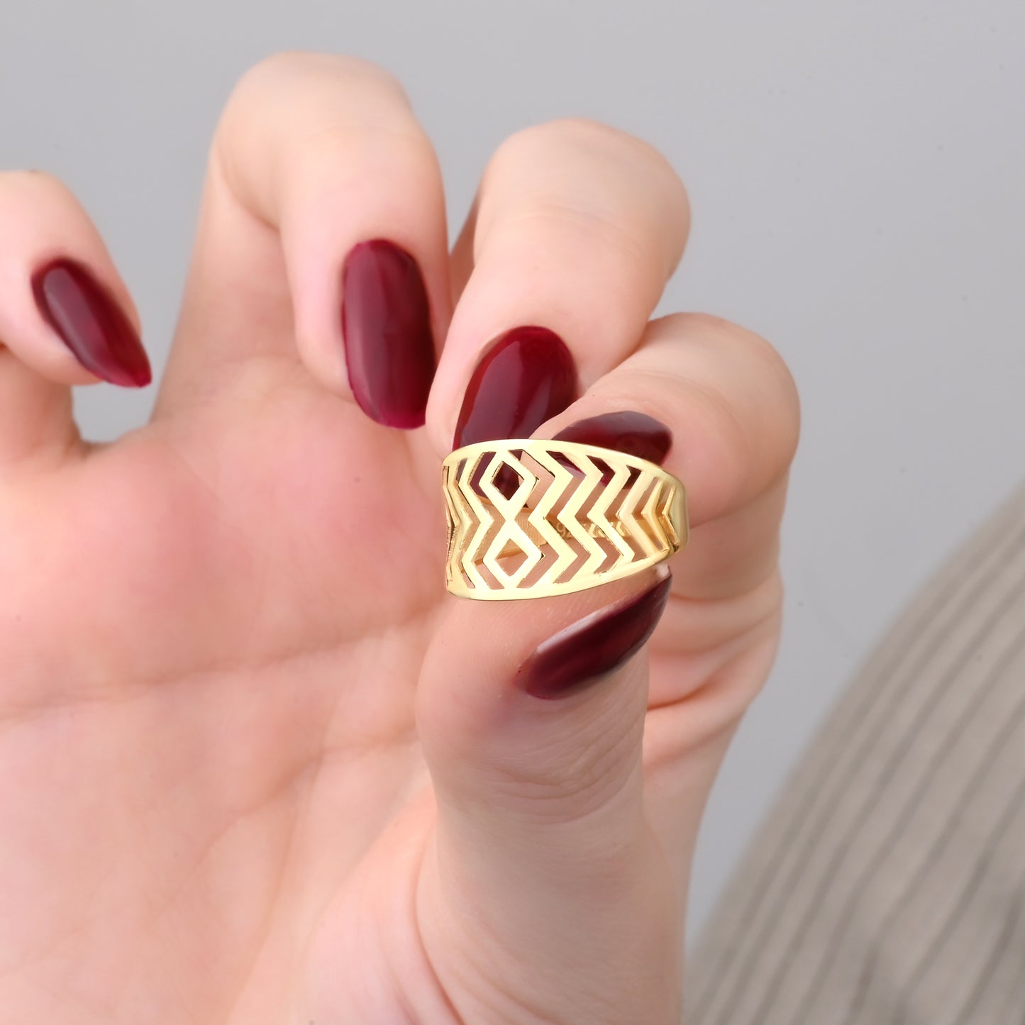 Geometric Zigzag Cutout Band in 14K Gold