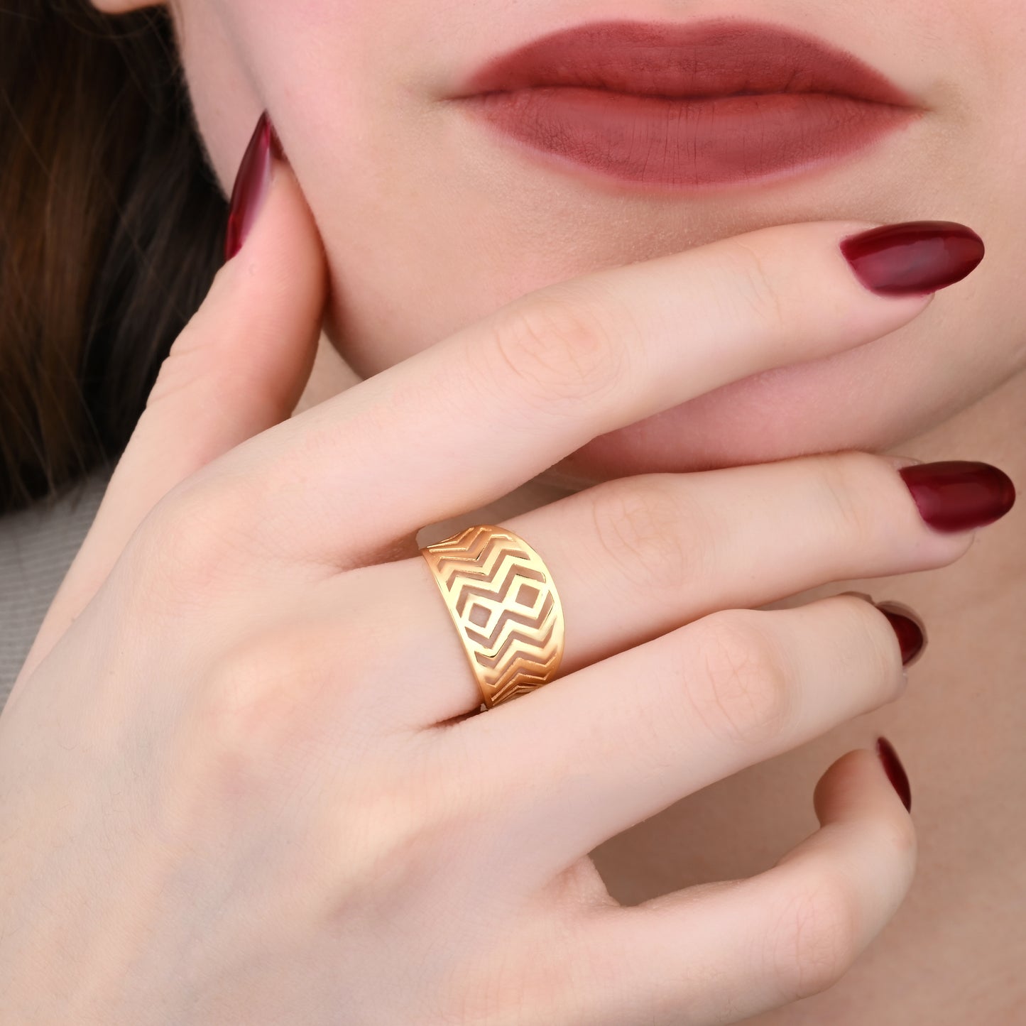 Geometric Zigzag Cutout Band in 14K Gold