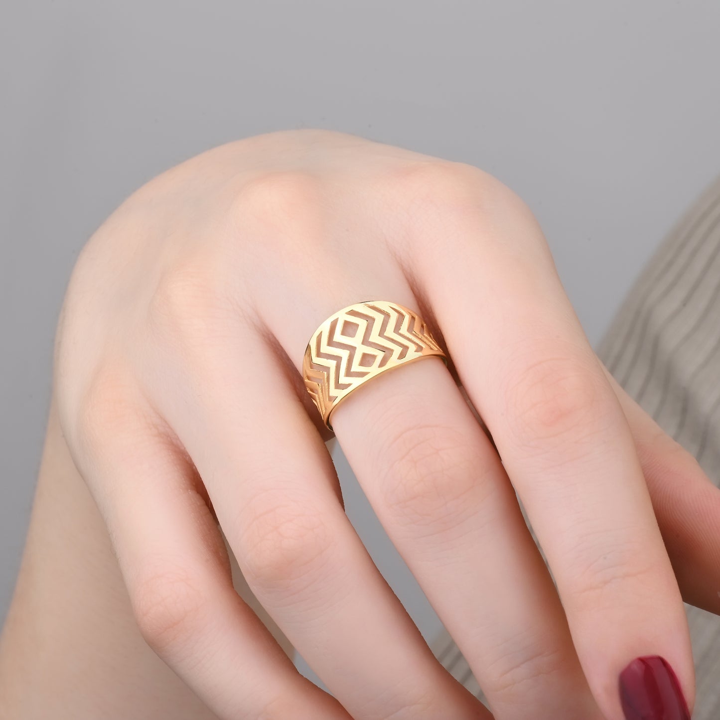 Geometric Zigzag Cutout Band in 14K Gold