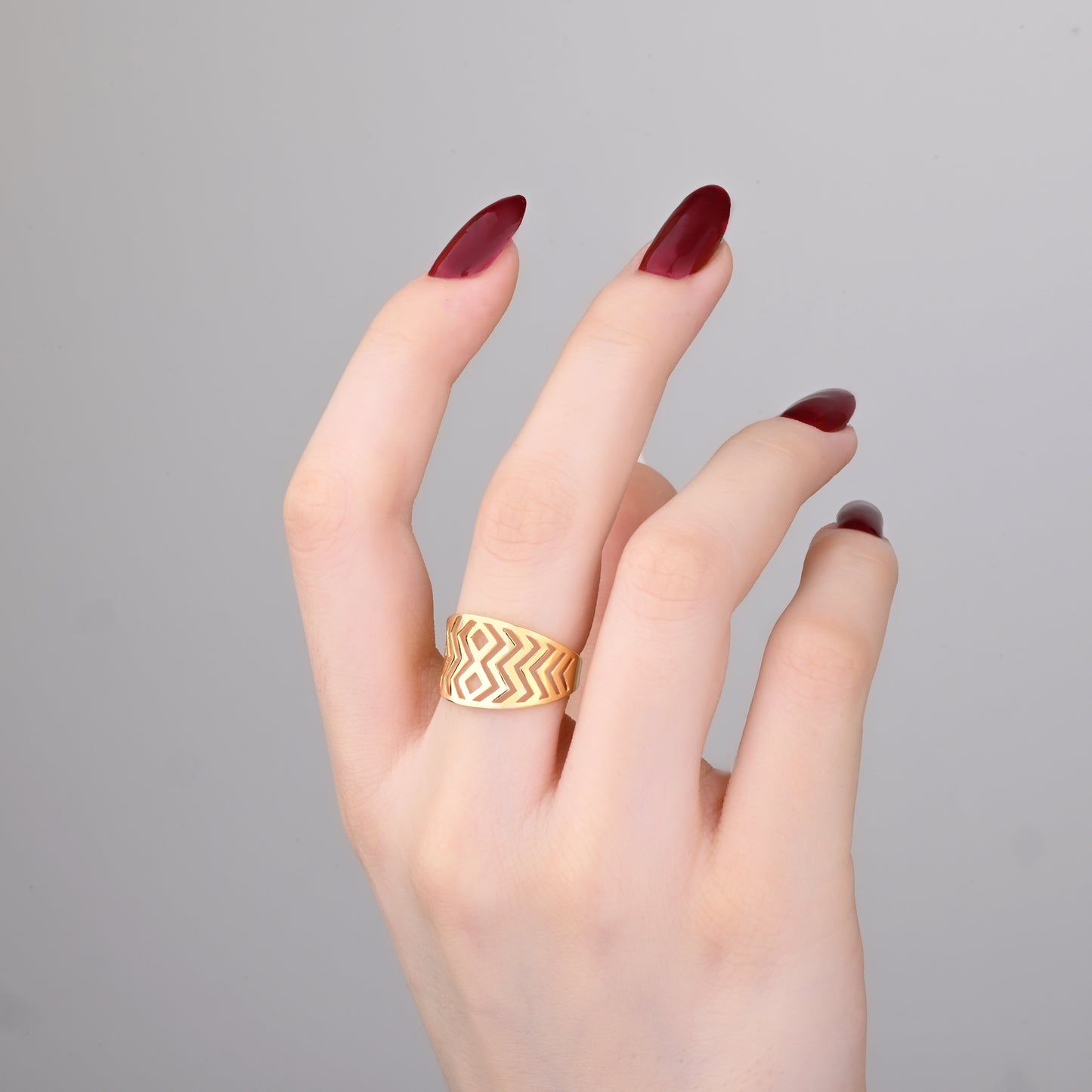 Geometric Zigzag Cutout Band in 14K Gold
